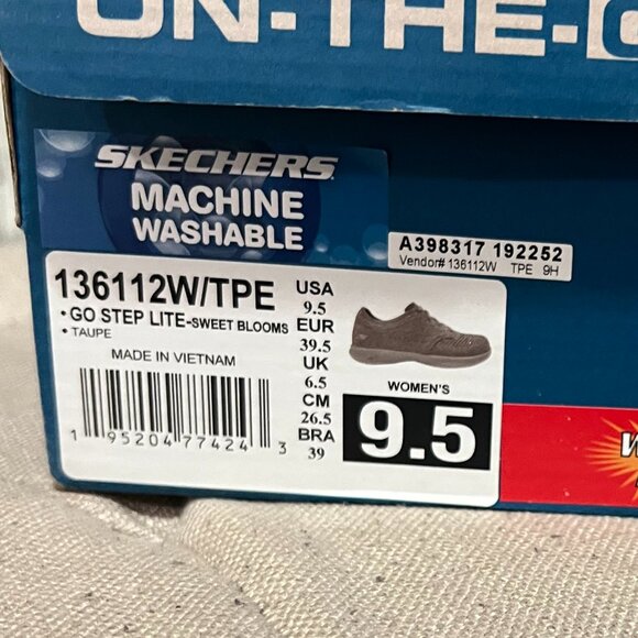 Sketchers women's sneakers in 9.5 - New in Box - Picture 4 of 10